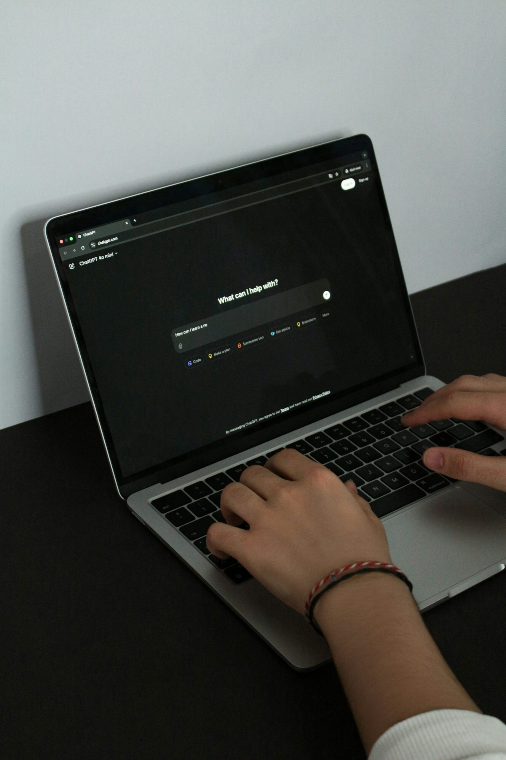 Bild zeigt Frau, die bei ChatGPT Prompt eingibt (Bildquelle: Berke Citak, Unsplash), Generative Engine Optimization
